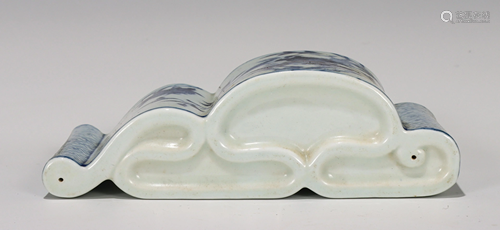 A CHINESE BLUE AND WHITE PORCELAIN BRUSH HOLDER