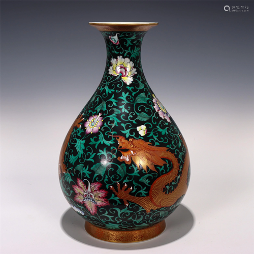 A CHINESE BLACK GORUND FAMILLE ROSE PORCELAIN VASE