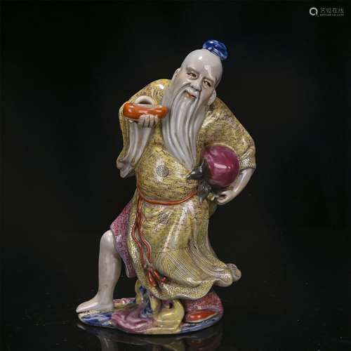 A CHINESE FAMILLE ROSE PORCELAIN FIGURE STATUE