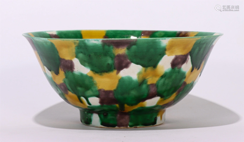 A CHINESE SANCAI GLAZED PORCELAIN BOWL