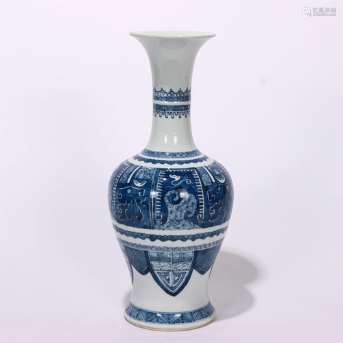 A CHINESE BLUE AND WHITE PORCELAIN VASE