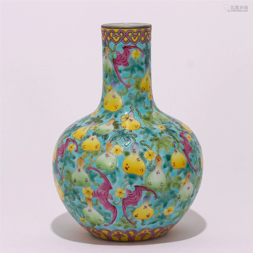 A CHINESE FAMILLE ROSE PORCELAIN VASE