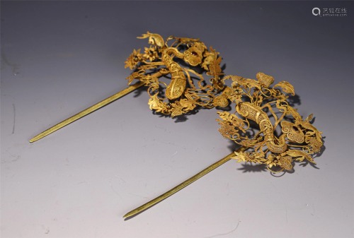 A PAIR OF CHINESE GOLD HAIRPINS INLAID GEMSTONES