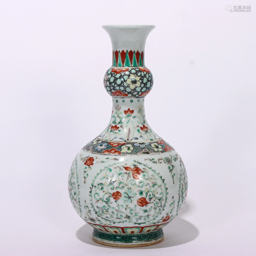 A CHINESE FAMILLE ROSE PORCELAIN VASE