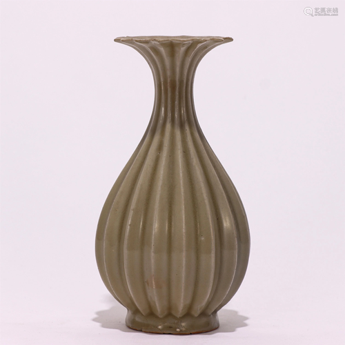 A CHINESE YUE TYPE GLAZED PORCELAIN VASE