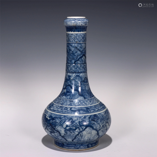 A CHINESE BLUE AND WHITE PORCELAIN VASE