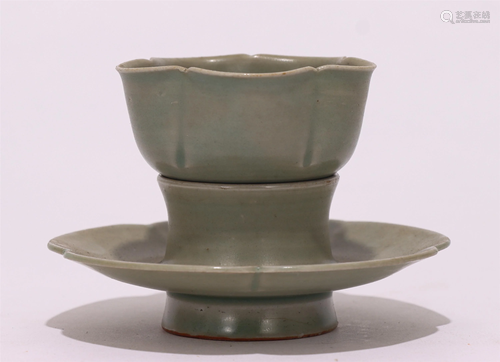 A CHINESE YUE TYPE GLAZED PORCELAIN SAUCER