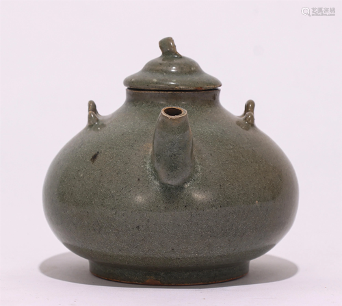 A CHINESE YUE TYPE GLAZED PORCELAIN TEAPOT