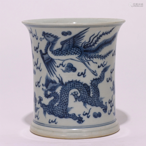 A CHINESE BLUE AND WHITE PORCELAIN BRUSH POT