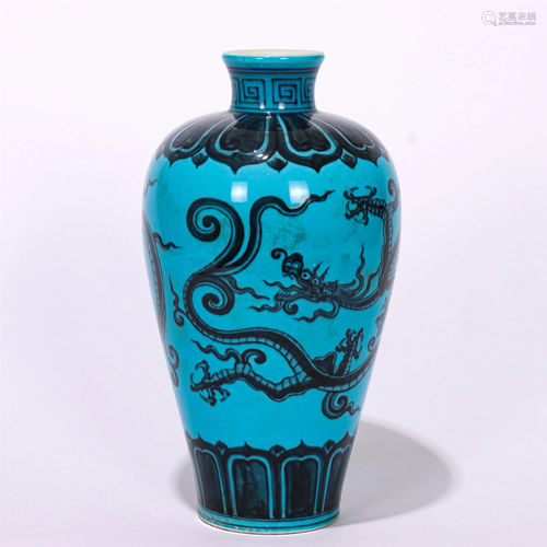 A CHINESE BLUE BASE BLACK DRAGON PATTERN PORCELAIN VASE