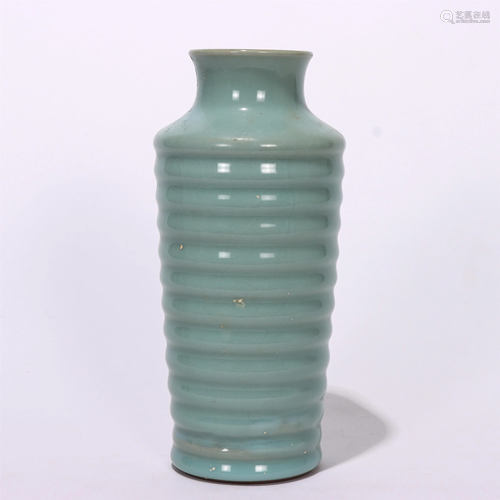 A CHINESE SINGLE COLOR GLAZED PORCELAIN VASE