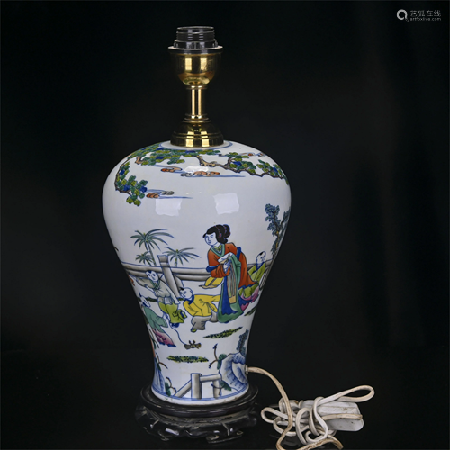 A CHINESE BLUE AND WHITE DOUCAI PORCELAIN VASE TABLE