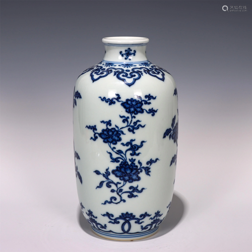 A CHINESE BLUE AND WHITE PORCELAIN VASE