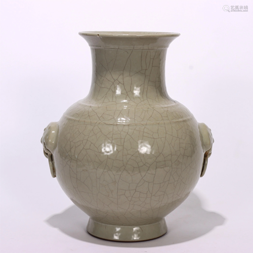 A CHINESE GE TYPE GLAZED PORCELAIN VASE