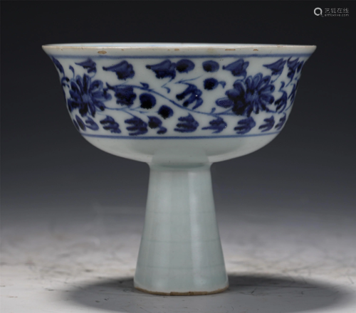 A CHINESE BLUE AND WHITE PORCELAIN STEM CUP