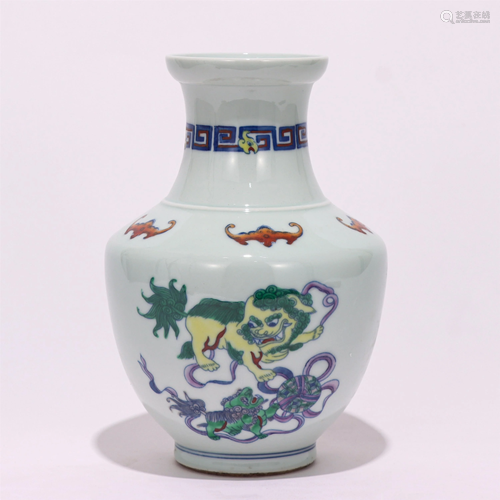 A CHINESE BLUE AND WHITE DOUCAI PORCELAIN VASE