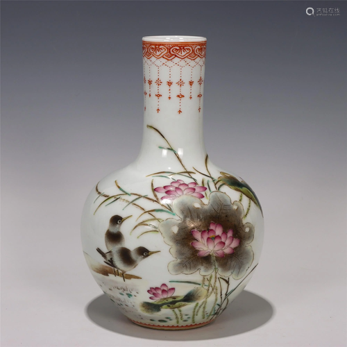 A CHINESE FAMILLE ROSE PORCELAIN VASE