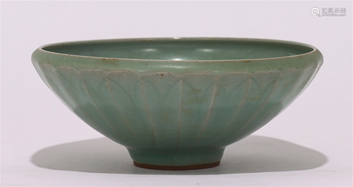 A CHINESE CELADON GLAZED PORCELAIN BOWL