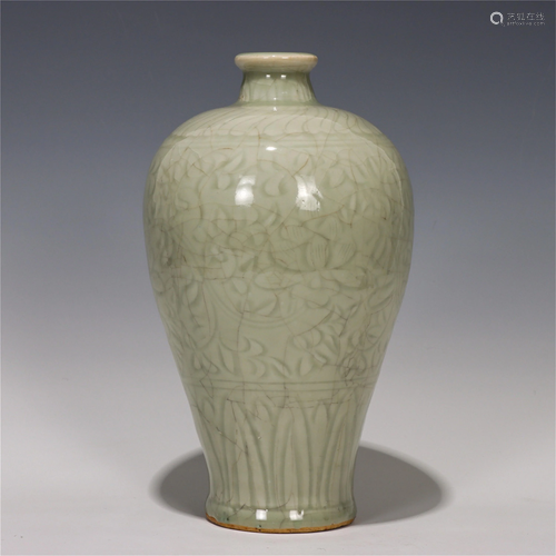 A CHINESE CELADON GLAZED PORCELAIN VASE