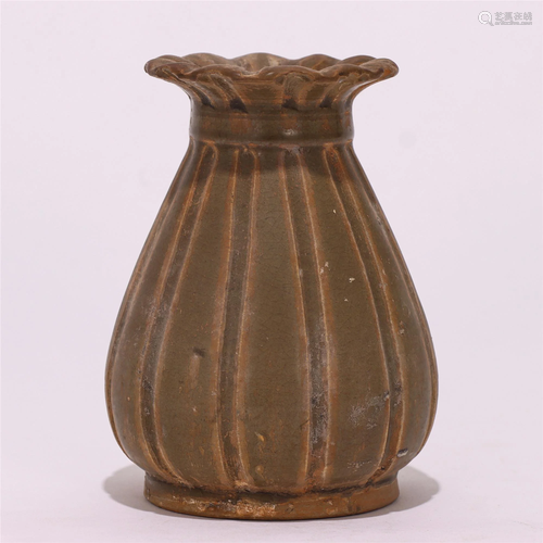 A CHINESE YUE TYPE GLAZED PORCELAIN VASE