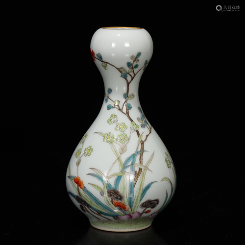 A CHINESE FAMILLE ROSE PORCELAIN VASE