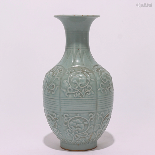 A CHINESE SINGLE COLOR GLAZED PORCELAIN VASE