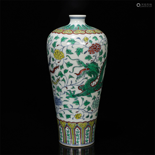 A CHINESE BLUE AND WHITE WUCAI PORCELAIN VASE