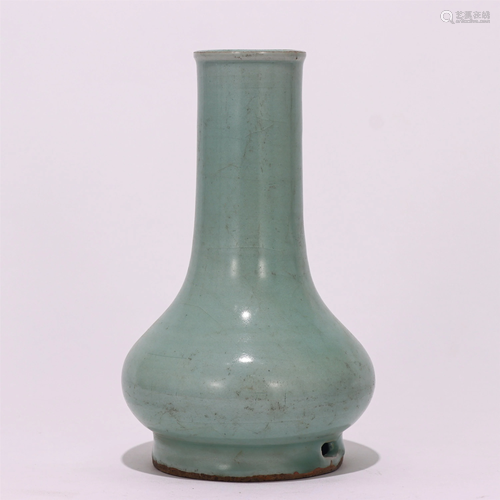 A CHINESE CELADON GLAZED PORCELAIN VASE