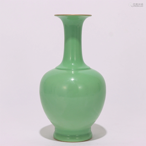 A CHINESE SINGLE COLOR GLAZED PORCELAIN VASE