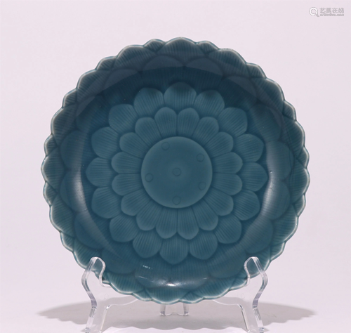 A CHINESE SINGLE COLOR GLAZED PORCELAIN DISH