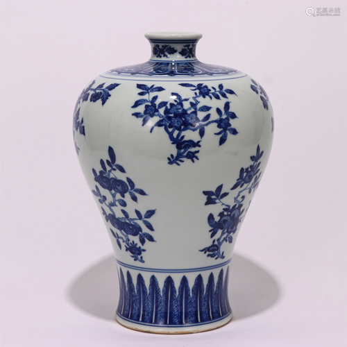 A CHINESE BLUE AND WHITE PORCELAIN VASE