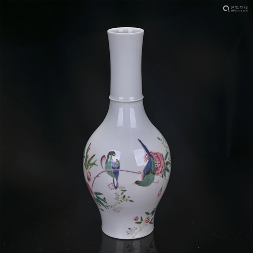 A CHINESE FAMILLE ROSE PORCELAIN VASE