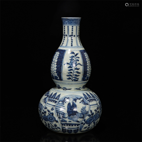 A CHINESE BLUE AND WHITE PORCELAIN DOUBLE GOURD VASE