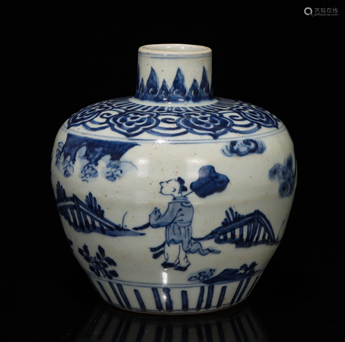 A CHINESE BLUE AND WHITE PORCELAIN JAR