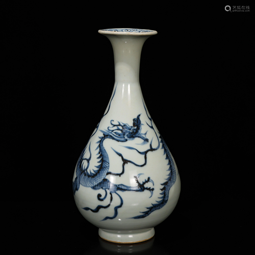 A CHINESE BLUE AND WHITE PORCELAIN DRAGON PATTERN VASE