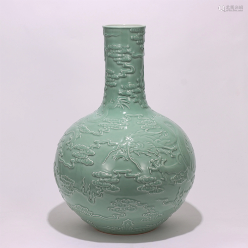 A CHINESE DOUQING GLAZED PORCELAIN DRAGON PATTERN VASE