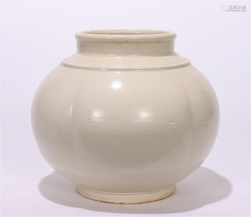 A CHINESE XING TYPE GLAZED PORCELAIN JAR