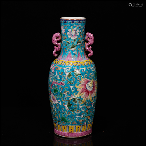 A CHINESE FAMILLE ROSE PORCELAIN VASE