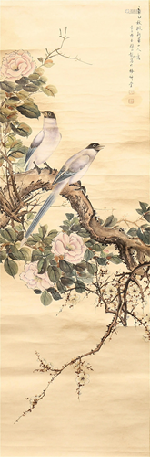 A CHINESE PAINTING OF BIRDS STAND ON THE BRANCHES