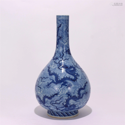 A CHINESE BLUE AND WHITE PORCELAIN DRAGON PATTERN VASE