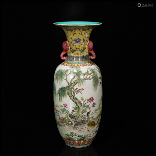 A CHINESE FAMILLE ROSE PORCELAIN VASE