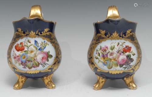 A pair of Paris porcelain cream jugs, of Sèvres pot à lait à...