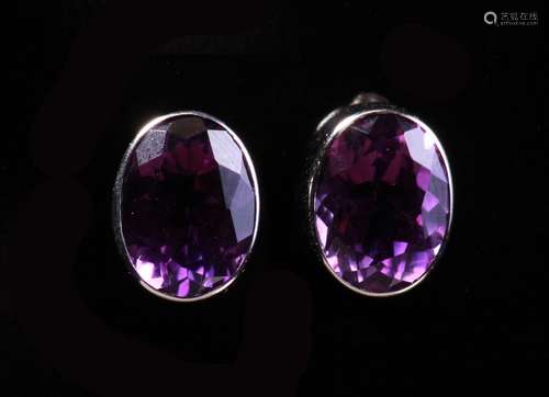 Paar Amethyst-Ohrstecker.