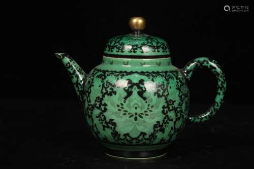 Qing Emperor Qianlong Period Mark, Green Glaze Twine Pattern...