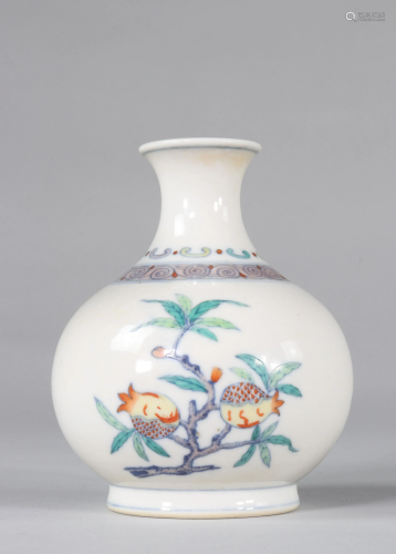 Doucai vase with fruit decoration Yong Zheng brand