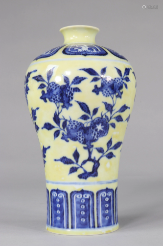 Meiping Sanduo vase with yellow background decorated