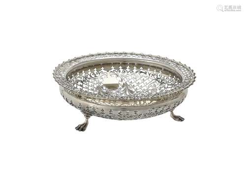 An Edwardian silver shaped circular and pierced bowl by Gold...