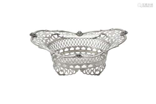An Edwardian silver shaped oval pierced bowl by Sibray, Hall...