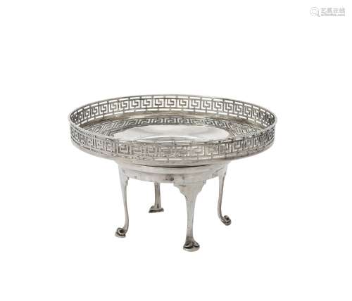 An Edwardian silver bowl and stand by Goldsmiths & Silversmi...