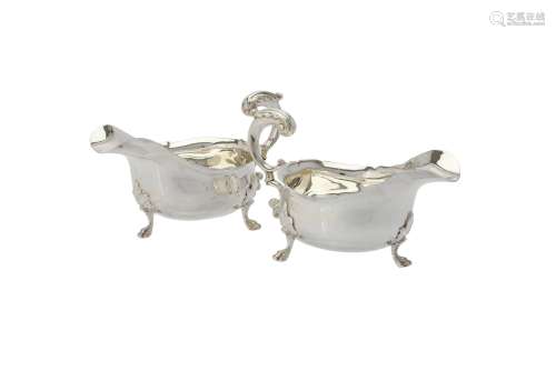 A pair of Edwardian silver shaped oval sauce boats by George...